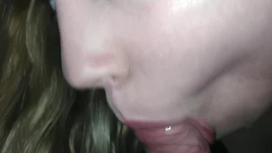 Парнишка крупным планом снимает как его девушка страстно высасывает сперму из члена