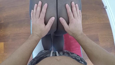 Её накачанная попка так хороша, что её нельзя не обкончать, трахнув красотку в пизду