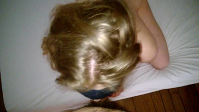 Изящно поизгибалась в кроватке и порадовала кавалера шикарным минетом с ментолом