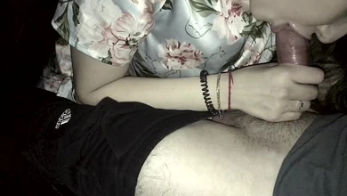 Милая девушка сладко отсасывает в автомобиле, чтобы сделать своему парню приятно