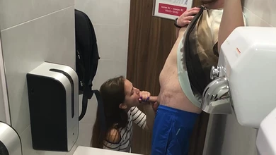 Подружка сосёт и даёт чуваку в туалете Молла под запись на камеру телефона