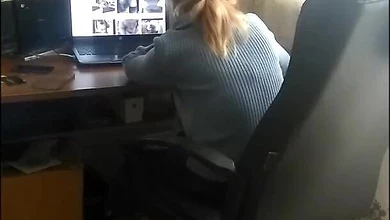 Парень с чулком на голове без смазки долбит подружку в жопу, чтобы та кричала доставляя ему наслаждение