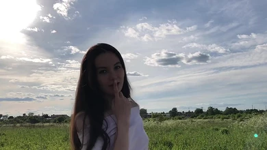 Чувак вывез сельскую девку в поле, и трахнул в рот в машине после мастурбации