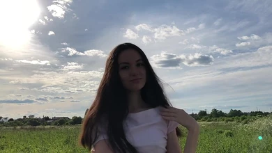 Чувак вывез сельскую девку в поле, и трахнул в рот в машине после мастурбации