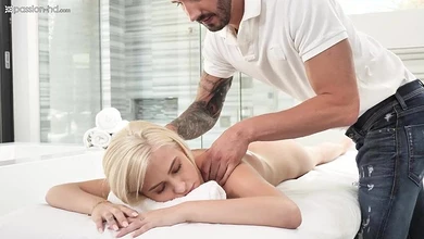 Массажист возбудился на худую белокурую девушку и хорошенько помассировал её членом в пизду