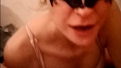 Рыжая бабёнка в маске лижет мужику зад, а после отлично сосёт и подрачивает его член