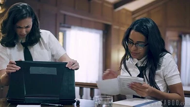 Брат и сестра пригласили сексуальную темнокожую очкаричку потрахаться втроем