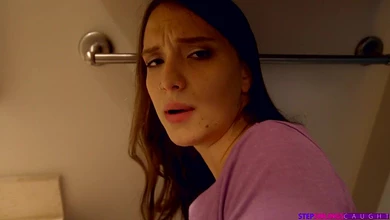 Двоюродный брат подглядывает за мастурбирующей сестрой, но та разрешает себя трахнуть