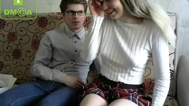 Телка с вибратором в пизде кончает от импульсов и сосет хуй двоюродному брату на вебку