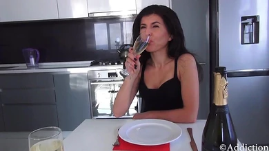 Похотливый сынок подсыпал мамке в бокал возбудителя и трахнул её во влагалище, ведь мамаше нужна его помощь!