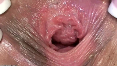 Очень крупные планы упругой пизды и тугой попки от горячей красотки. Раздвигает, сжимает, играет!