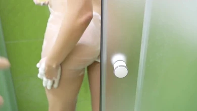 Стройная девушка красиво моется в душе, мягко возбуждая бойфренда на секс