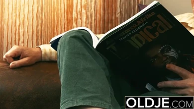 Седина в бороду - бес в ребро! Старичку тоже хочется ебаться. И ему удалось присунуть молодухе!