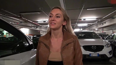 Девка расплатилась за поездку перед таксистом еблей на парковке. Прием: Наличные, карта, пизда.