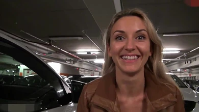 Девка расплатилась за поездку перед таксистом еблей на парковке. Прием: Наличные, карта, пизда.