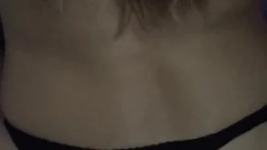 Мужик поставил жопастую украинку раком и трахая ее сзади, снимает все на камеру