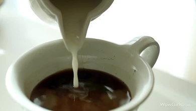 Изящная красотка гладит себя и мастурбирует ложкой. Нежность и похоть текущей малышки