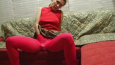 Брюнетка с татуировкой в красных колготках жестко трахнута агрессивным ублюдком