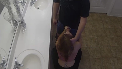 Белокожая блондинка  с длинными волосами жарко ебется в общественном  туалете с немолодым бородачом.