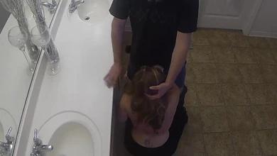 Белокожая блондинка  с длинными волосами жарко ебется в общественном  туалете с немолодым бородачом.