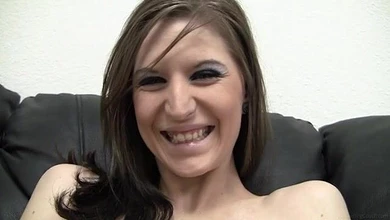 Худышка с маленькими сиськами своей жаркой пиздой заставила хуй фотографа быстро кончить