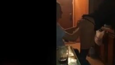 Пьяная подружка решила что у нее давно не было секса втроем. Отдалась двум парням не смотря на камеру.