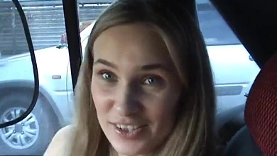 Парень решил трахнуть сексуальную квартирантку в душе, вместо оплаты за квартиру