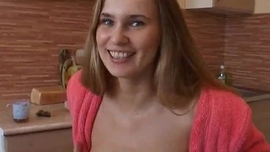 Парень решил трахнуть сексуальную квартирантку в душе, вместо оплаты за квартиру