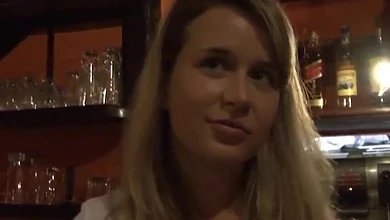 Пикапер раскатывает чешскую официантку на секс в кафешке. Чувак предложил крупную сумму за трах на камеру.