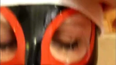 Семейка БДСМщиков отмечают рождество грубым трахом в рот в маске с окончанием внутрь