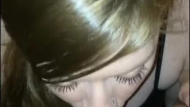 Андрей снимает на телефон как трахает Машку в рот длинным членом. Заглатывает целиком.