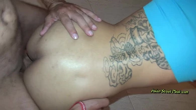 Сковал татуированную тайку наручниками, чтобы после траха густо накончать ей в ротик