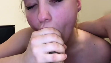 Близняшки-украинки лижутся и сосут хуй москвича до камшота