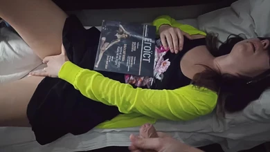 Студентка не выпускала хуй изо рта, пока не высосала всю сперму у незнакомца в поезде