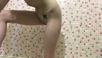 Развел тёлку с сайта знакомств на видео, как она бреет тугую пизду в душевой