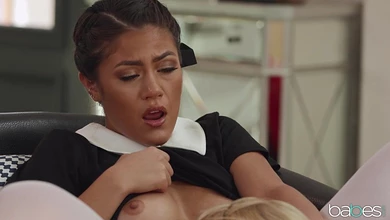 Богатая молодая бабёшка взбесилась пиздой и устроила дикий разврат со слугой и служанкой