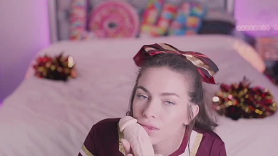 Молоденькая чирлидерша соскучилась по сочным хуям и усиленно сосёт искусственный член