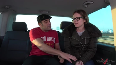 Иностранец заманил в машину русскую девушку, чтобы хорошо выебать и обкончать ей очки