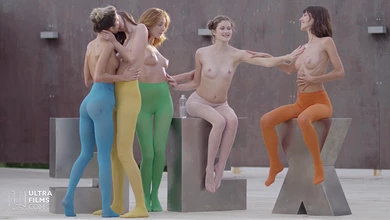 Пять весёлых подружек разделись, чтобы намазаться маслом и поласкаться на камеру
