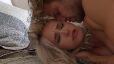 Шлюховатая блонда расчехлила свою писечку на первом же свидании с парнем