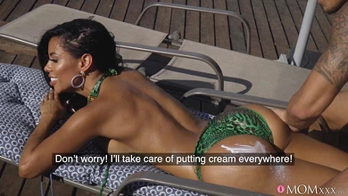 Эта молодая латинская мамочка даёт всем и всегда, а сегодня - дала прямо возле бассейна!