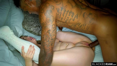 Очаровательная кроха не может заснуть, пока не заполучит в рот и писечку огромный хуй негра