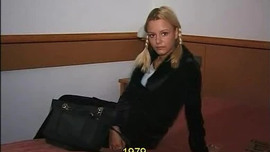 Молоденькая симпатичная блондинка радостно ебется во все дырки на секс-кастинге у Вудмана