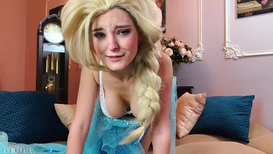 Косплей тёлочки на героиню мультика Холодное Сердце, от чего парень аж обкончался