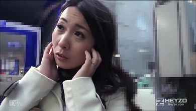 Замужняя японка попалась в сети к пикаперам, которые умело развели её на секс втроем