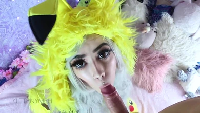 Тёлка нарядилась в покемона и так завела парня, что он вылизал, трахнул и обкончал эту дуру