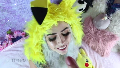 Тёлка нарядилась в покемона и так завела парня, что он вылизал, трахнул и обкончал эту дуру