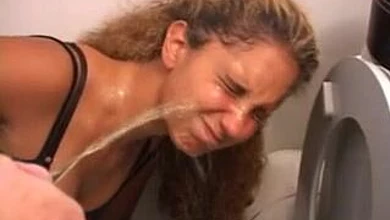 Вместо обещанных шашлыков девке устроили многократный золотой дождь в рот и на личико