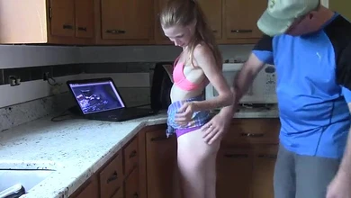 Молоденькая девчоночка дала старому дяде в очко и оказалась с наглухо раздолбанной жопкой