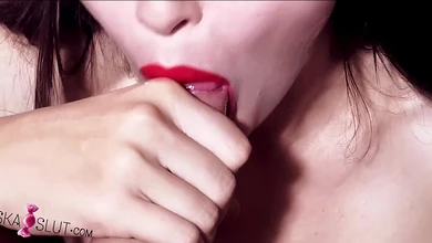 Ярко-красные губки нежно ласкают хуй, добывая ротиком густейшую сперму